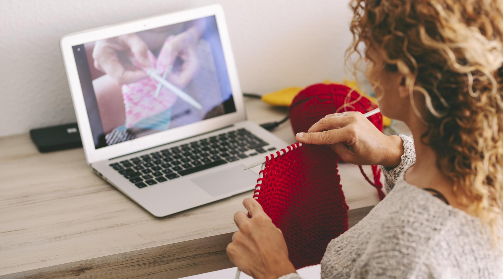 Tutor che mostra tecnica di ricamo durante una lezione online